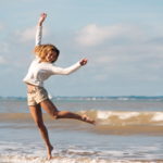 saut, femme, plage